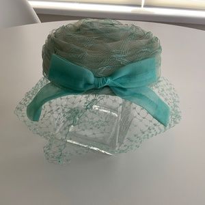 VINTAGE HAT FASCINATOR ROBIN’S EGG BLUE WITH BOW ON BACK AND NET VEIL